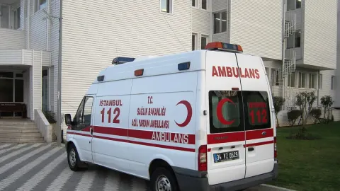 Nizip 35. Cadde'de süslü gelin arabası elektrik direğine çarptı, sürücü hafif yaralandı