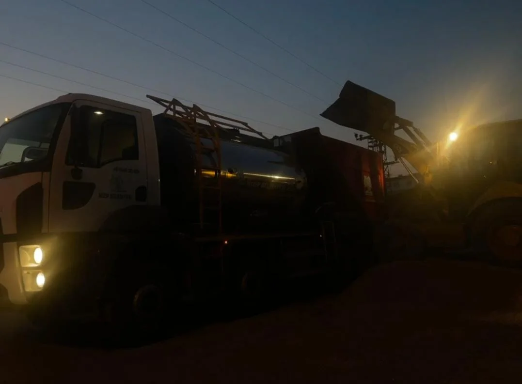 Nizip’te Akşam Saatlerinde Yol Kaplama Çalışması Başladı
